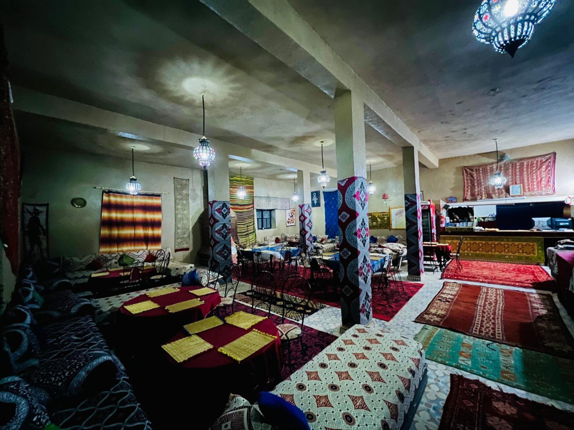 Hotel Camping Les Roses Des Dunes & Piscine Merzouga Buitenkant foto