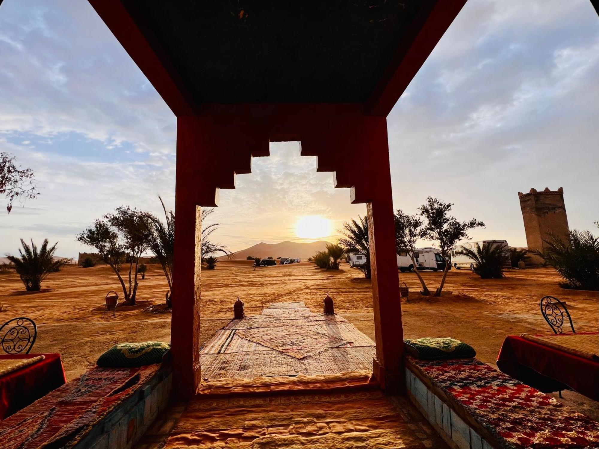 Hotel Camping Les Roses Des Dunes & Piscine Merzouga Buitenkant foto