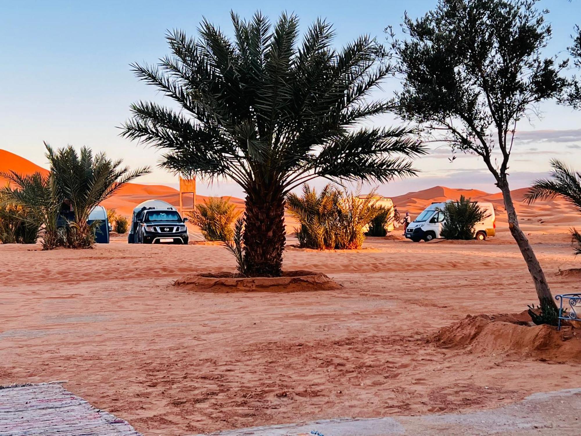 Hotel Camping Les Roses Des Dunes & Piscine Merzouga Buitenkant foto