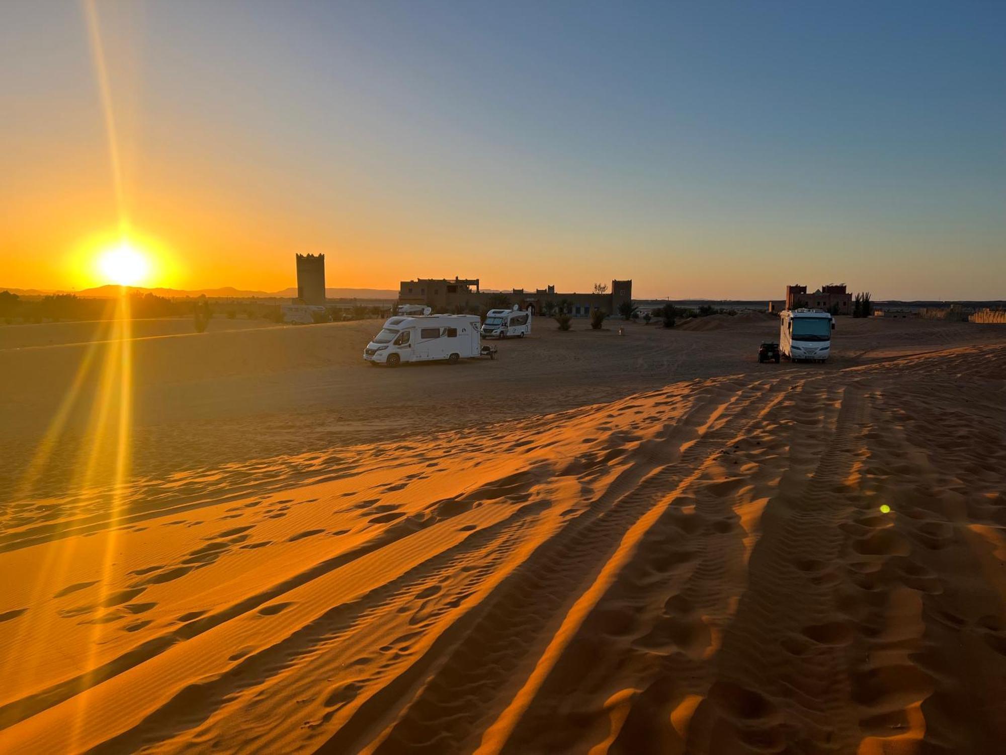 Hotel Camping Les Roses Des Dunes & Piscine Merzouga Buitenkant foto