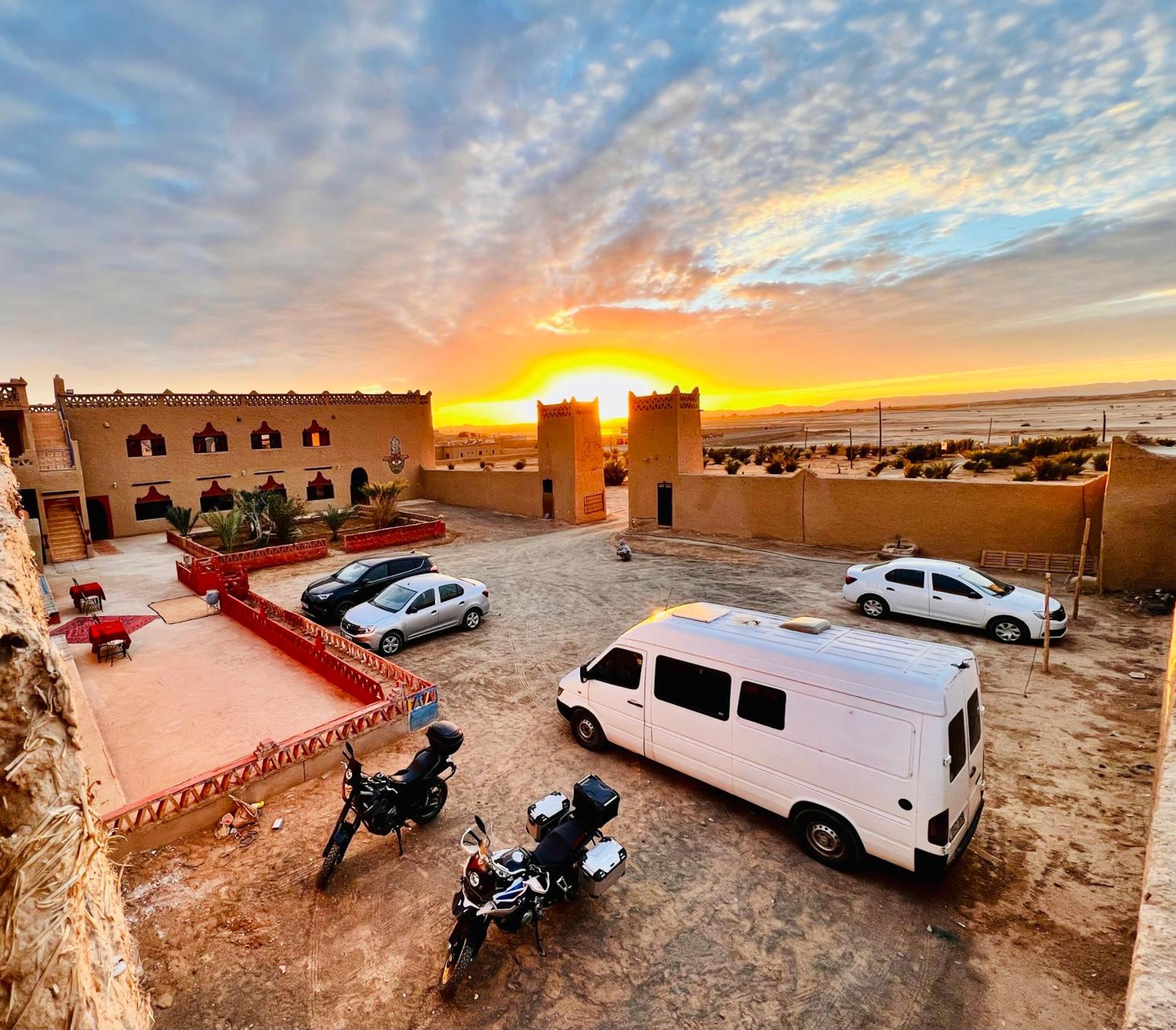 Hotel Camping Les Roses Des Dunes & Piscine Merzouga Buitenkant foto